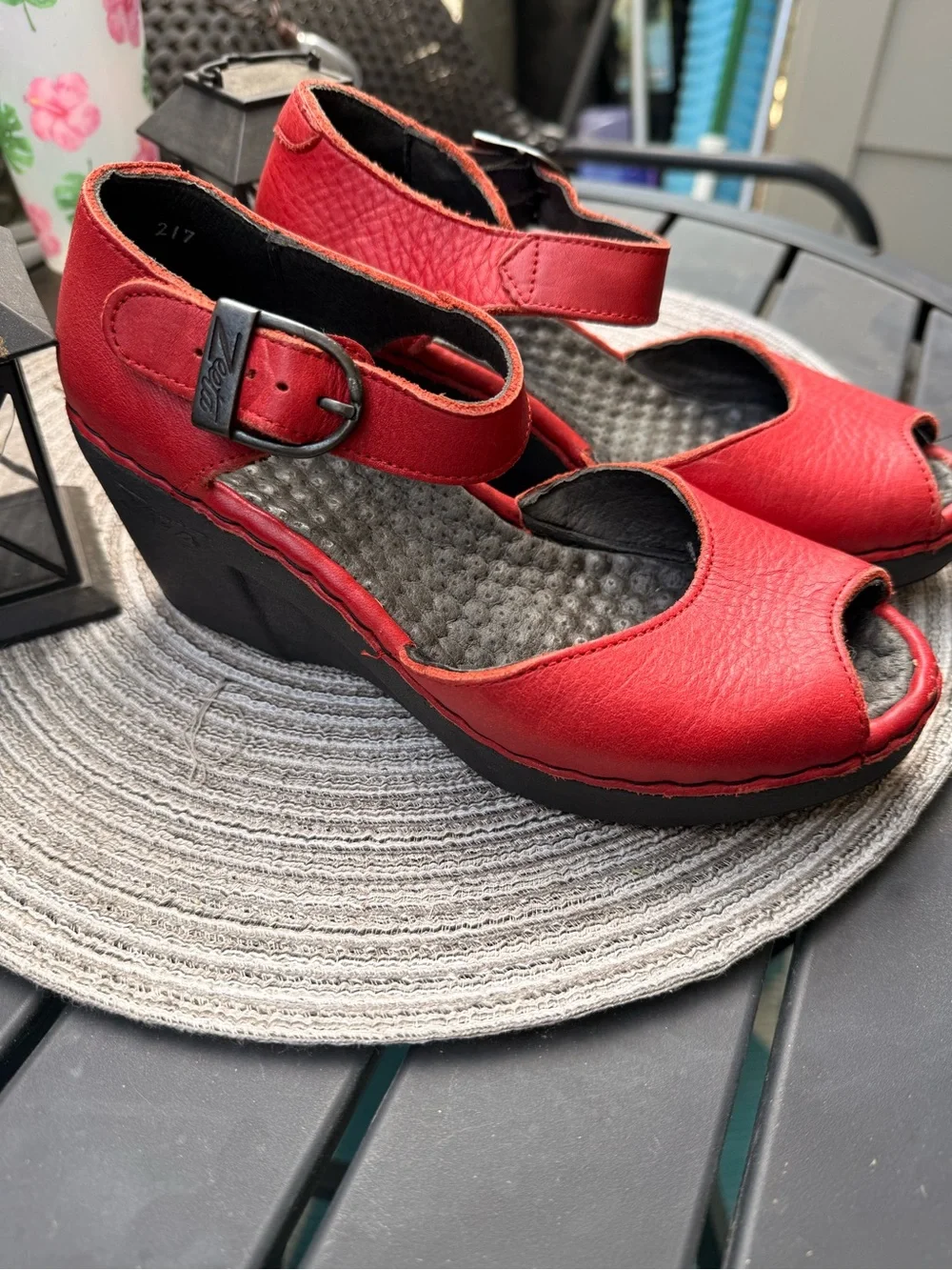 Red Peep-Toe Wedge Sandals with Ankle Strap Zeeta vintage shoes sz 38, 7.5